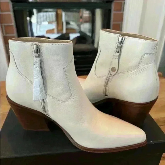 Rag & Bone Razor Boot ~Antq White~9.5 / 39.5 ~ NEW IN BOX WITH DUST BAG TOO 😳!! - Picture 1 of 11